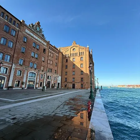 Molino Stucky Chimera - Canal View Venedik